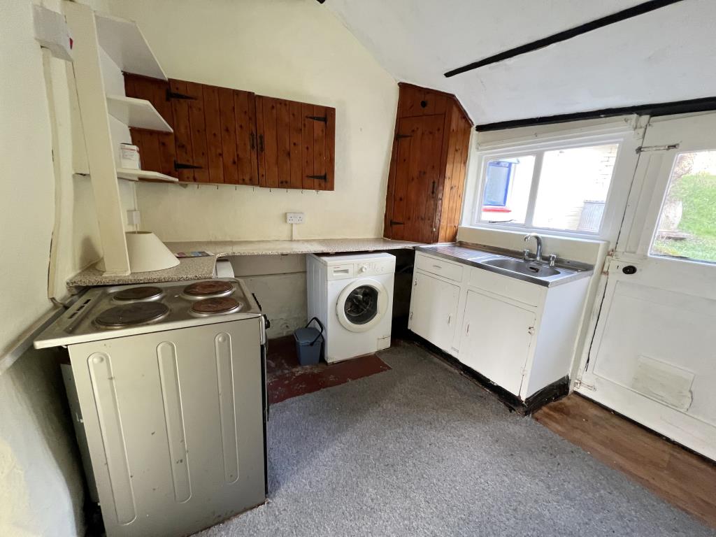 Lot: 124 - COTTAGE FOR REFURBISHMENT IN VILLAGE LOCATION - 